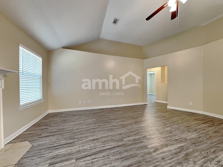Building Photo - 139 W Tisbury Ln