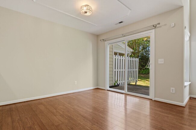 Building Photo - 3 Bedroom Townhouse in Braddock Park Community - Available May 8!
