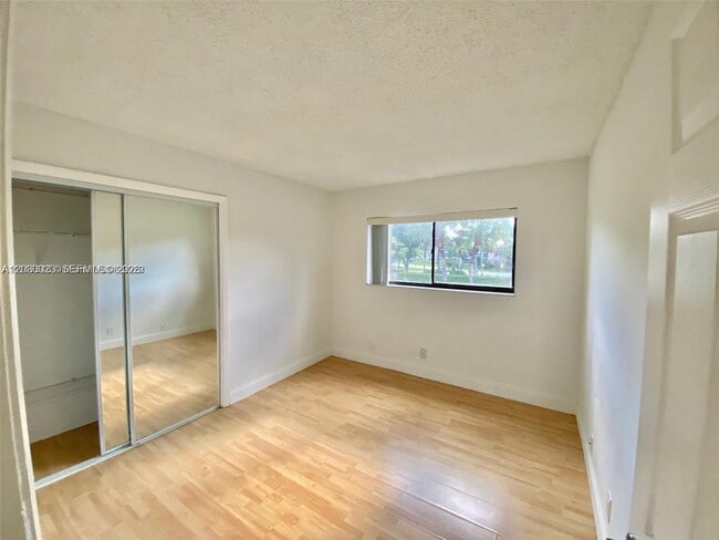 Building Photo - 159 Lakeview Dr
