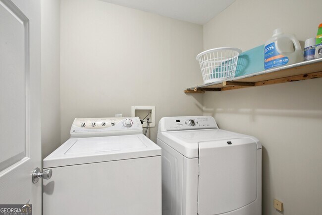 Building Photo - 102 Hickory Dr