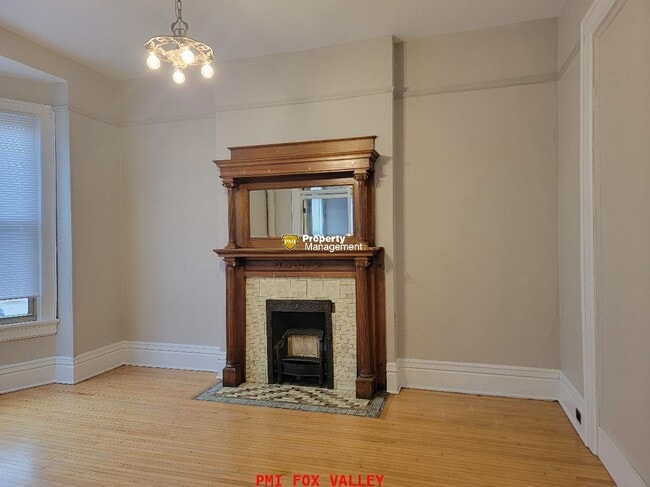 Building Photo - 4 or 5 Bedroom Upper Luxury Apartment with Custom Fireplace in Historic Building