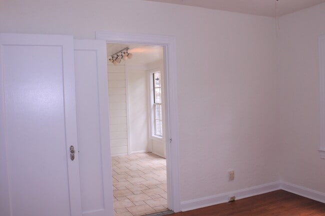 Building Photo - 1411 E Kaley St