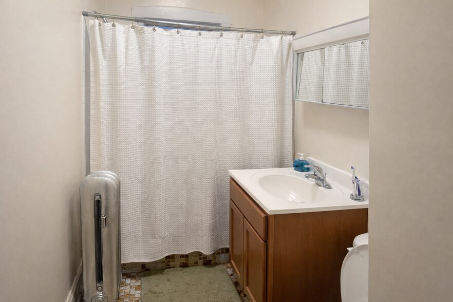 Building Photo - 2482 N Lincoln Ave