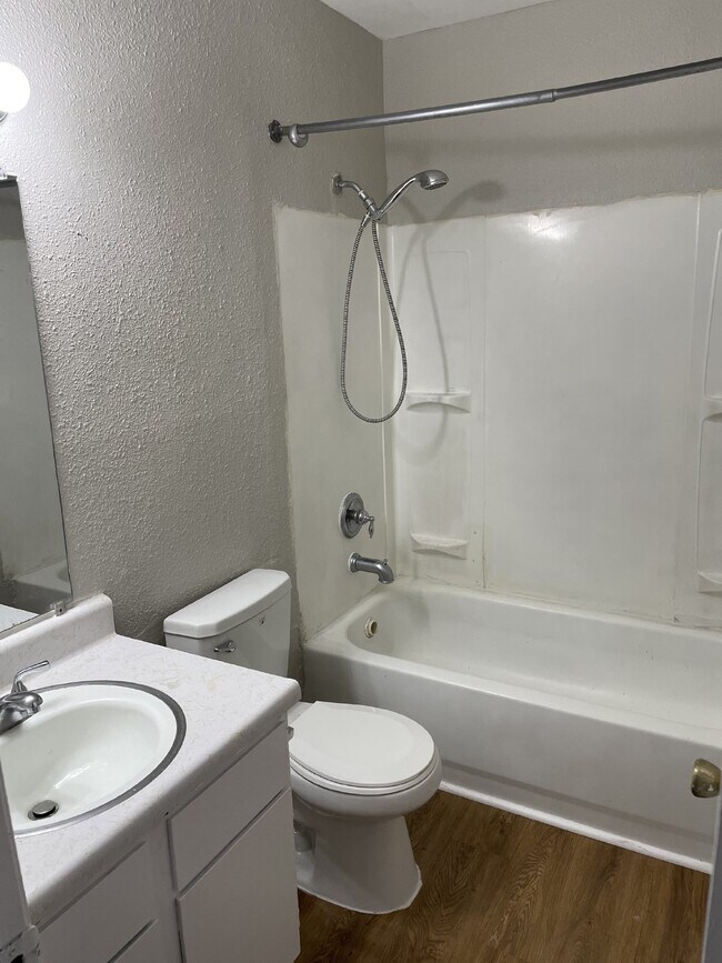 Building Photo - Gorgeous 3 bedroom, 2 bedroom with garage ...