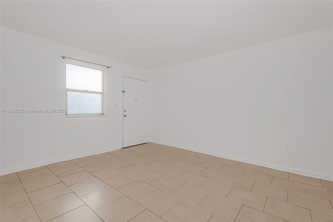 Building Photo - 1975 NE 135th St