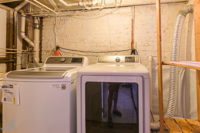 Building Photo - Classy Columbia Heights Row Home! 1/2 Off ...