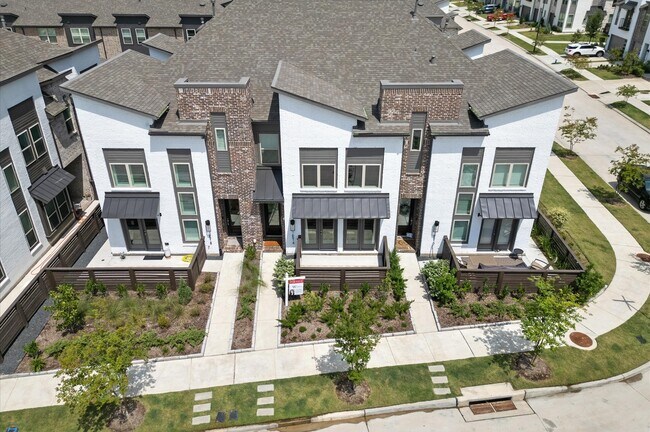 Building Photo - 16514 Lake Austin St