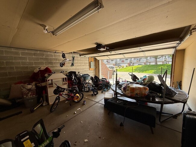 Building Photo - Updated 2 Bed, 2.5 Bath Apple Valley Townh...