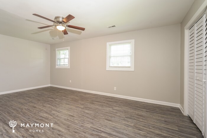 Building Photo - 5160 Largo Dr