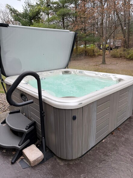 Building Photo - 2870 Brook Hills Dr