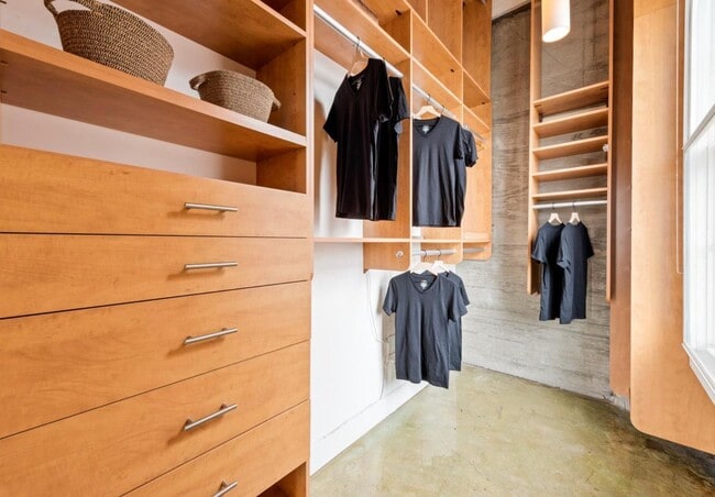 Building Photo - 1BR/1BA PENTHOUSE! Enormous Private Roof D...