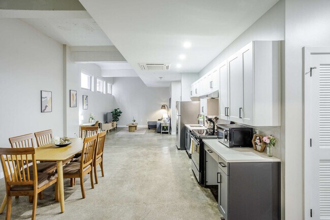 Building Photo - 205 W 4th St