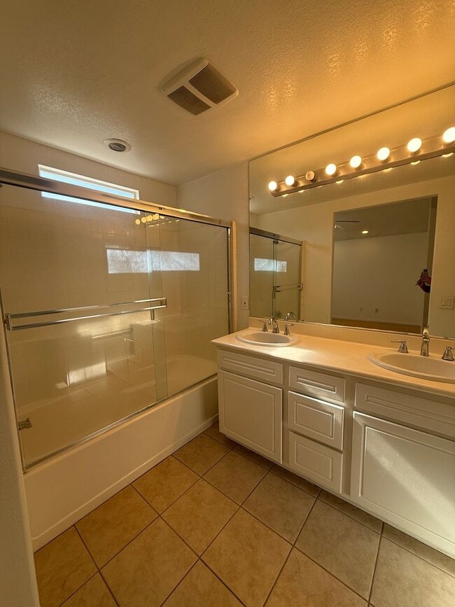 Building Photo - 3 bed, 2 1/2 bath home in East Simi Valley