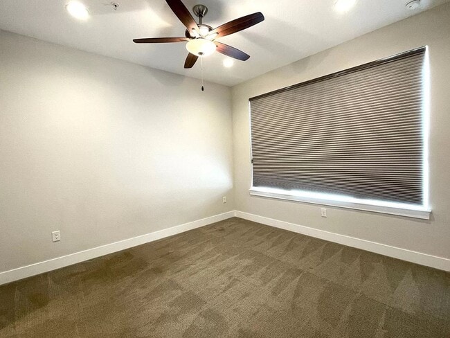Building Photo - 2 Bedroom 2 Full Bathrooms and 2 Half Bath...