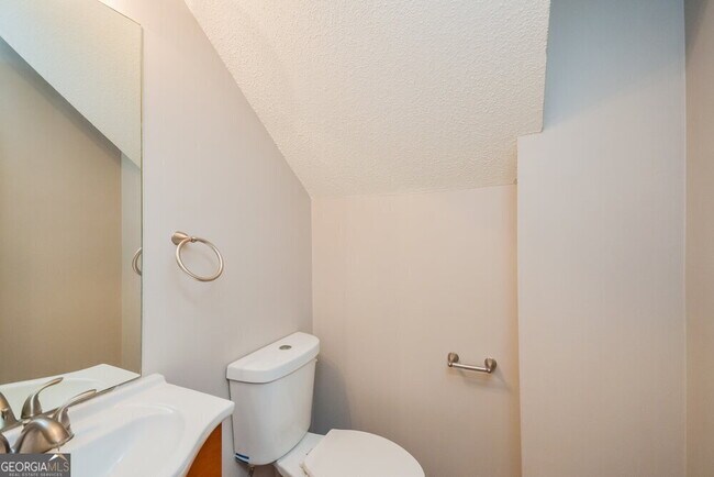 Building Photo - 135 Lakeside Cir