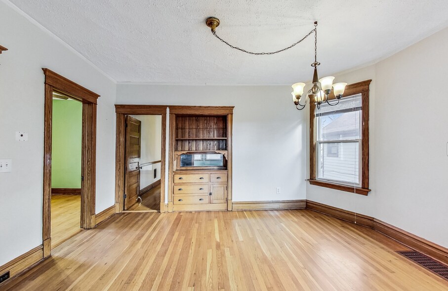 Beautiful wood built-in, trim, moldings - 3747 N Kostner Ave
