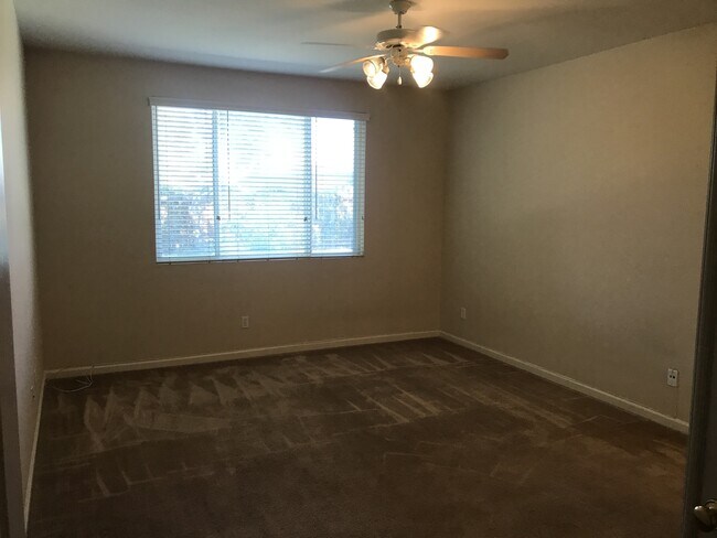 Building Photo - Beautiful 4 Bedroom, 2.5 Bath Master BR downstairs Tracy Home