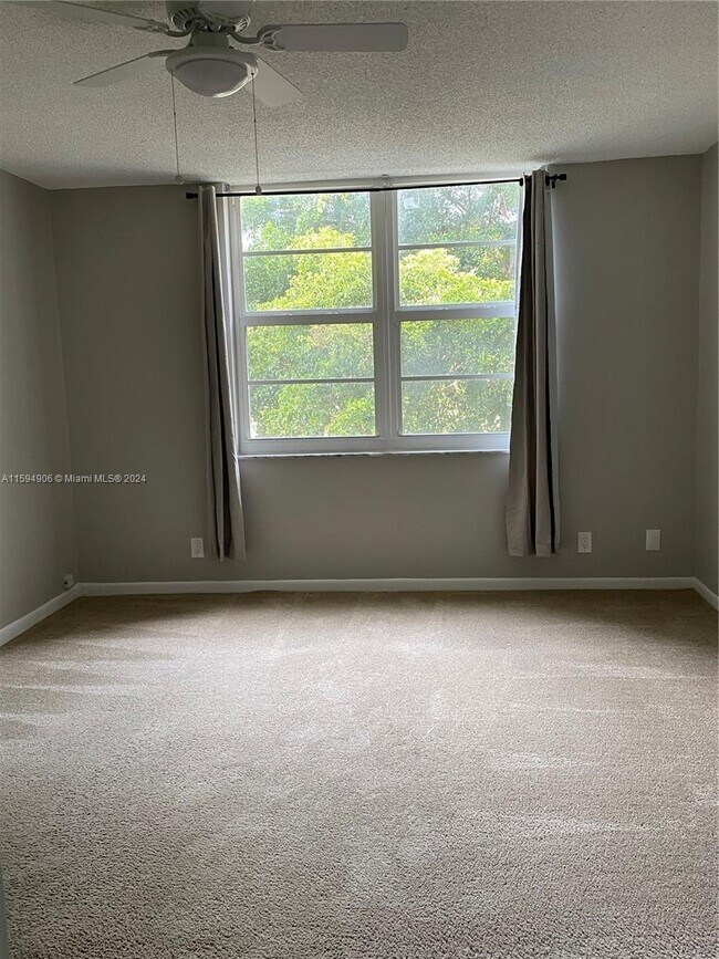 Building Photo - 250 Jacaranda Dr