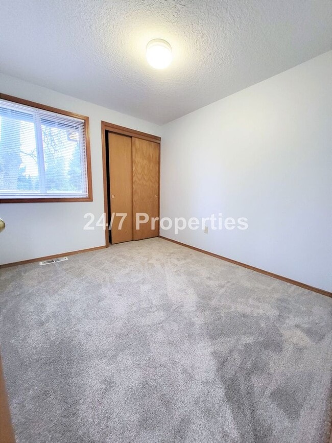 Building Photo - Updated 3BD | 2BA Home with Garage & Large Deck - Hillsboro