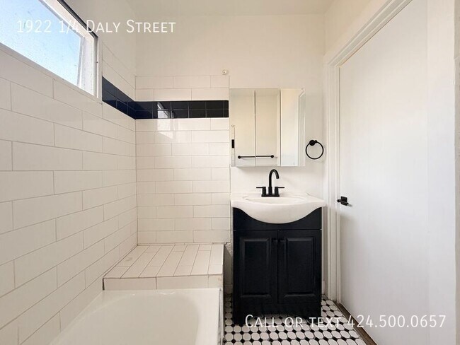 Building Photo - 1922 1/4 Daly Street-
