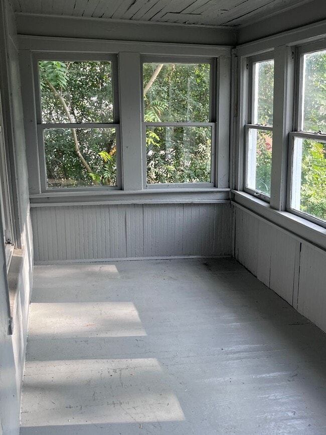 Building Photo - Charming Colonial in the Heart of Akron!