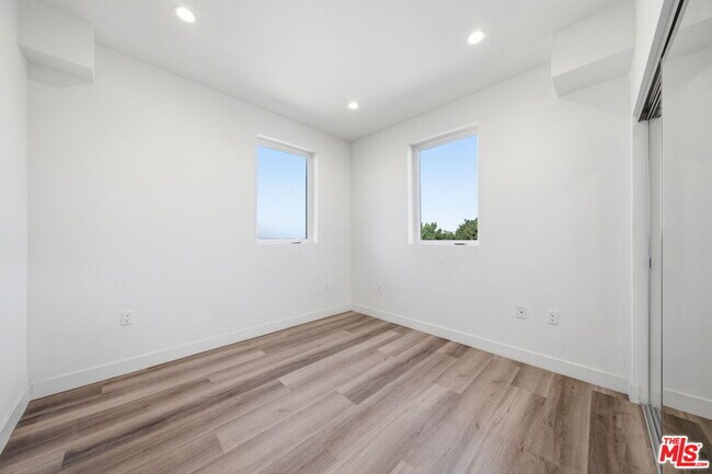 Building Photo - 667 N Wilton Pl