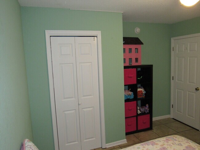 Building Photo - 142 Roanoke Dr