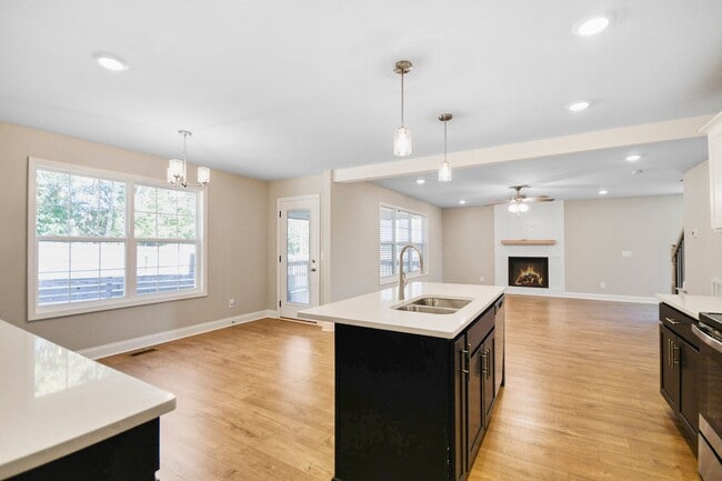 Building Photo - Pet Friendly Four Bedroom!