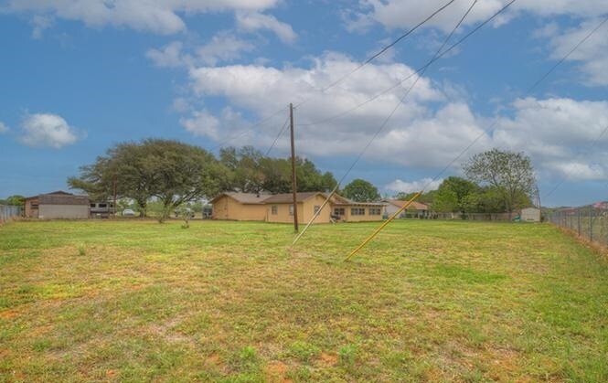 Building Photo - 1010 Country Oak Dr
