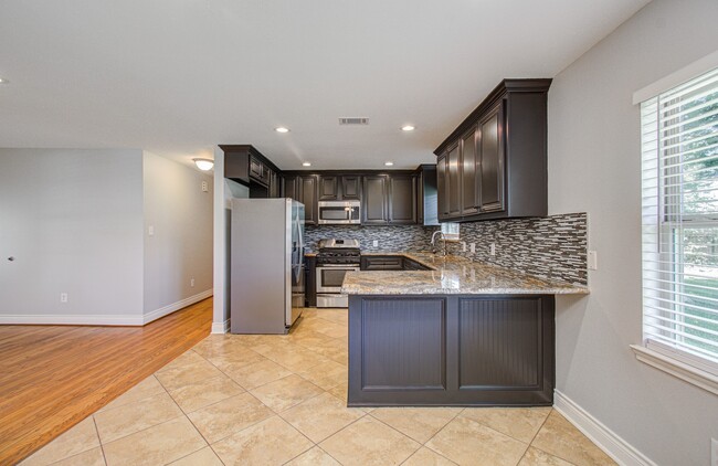 Building Photo - 1417 Longhorn Dr