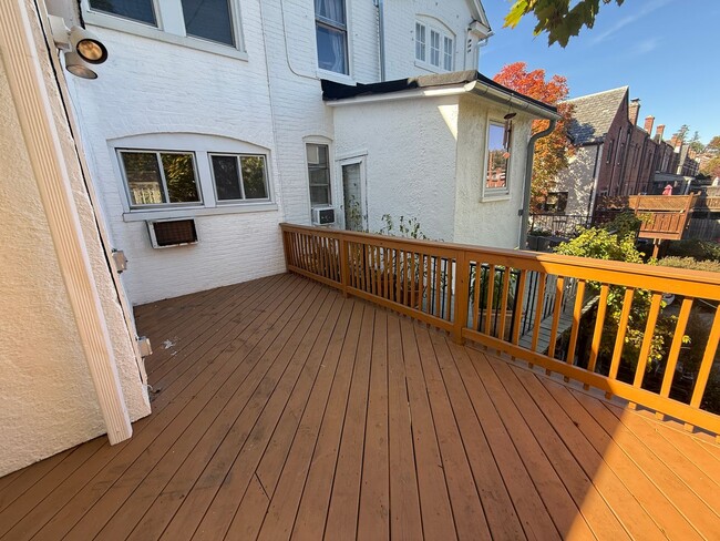 Building Photo - Spacious 3 Bedroom Townhome in Historic Ed...