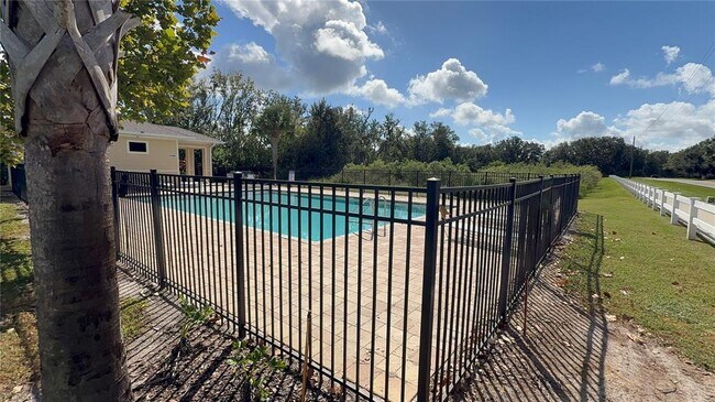 Building Photo - 611 Autumn Stream Dr