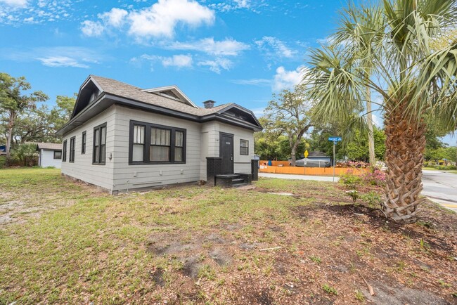 Building Photo - Large 3bdrm/1bath/+ bonus room ***Section ...