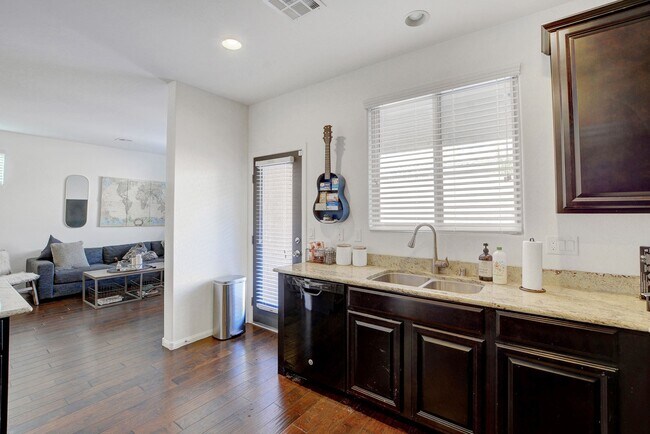 Building Photo - WONDERFUL 3 BEDROOM HOME IN THE SOUTHWEST!