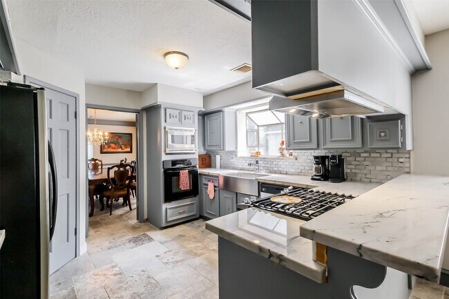 Building Photo - 6906 Pebble Beach Dr