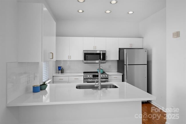 Building Photo - 2252 Vision Dr