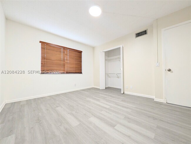 Building Photo - 310 Lakeview Dr