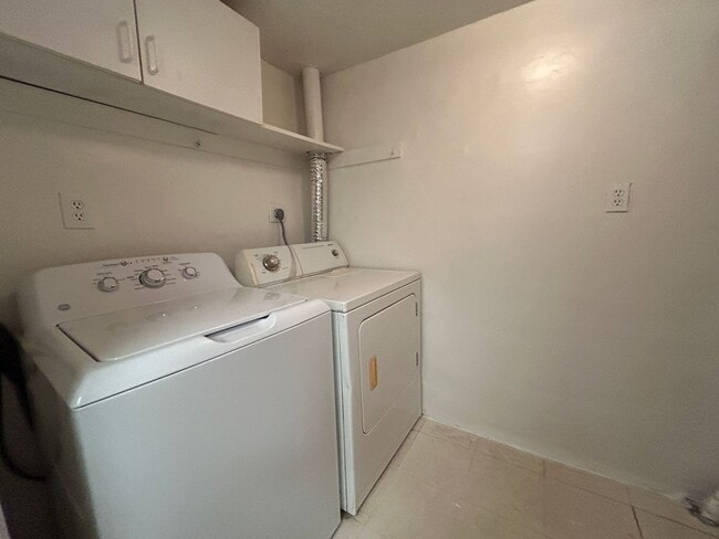 Building Photo - On the Lake, 2 Bed, 2 Bath, Great Views!