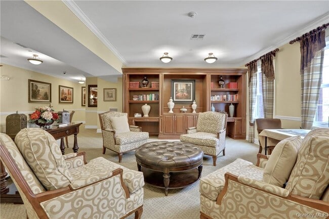 Building Photo - 77 Quaker Ave