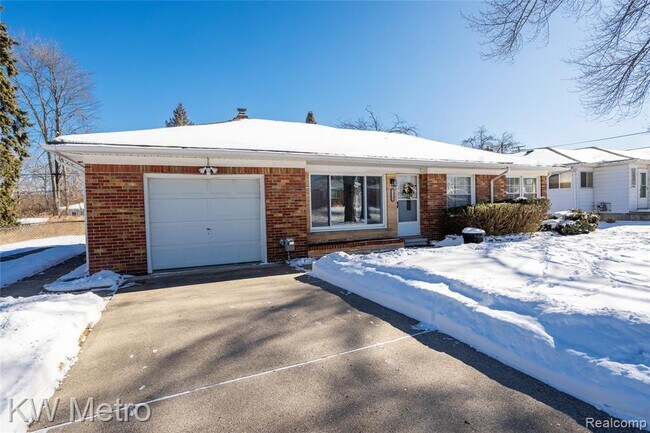 Building Photo - 32348 Linderman Ave