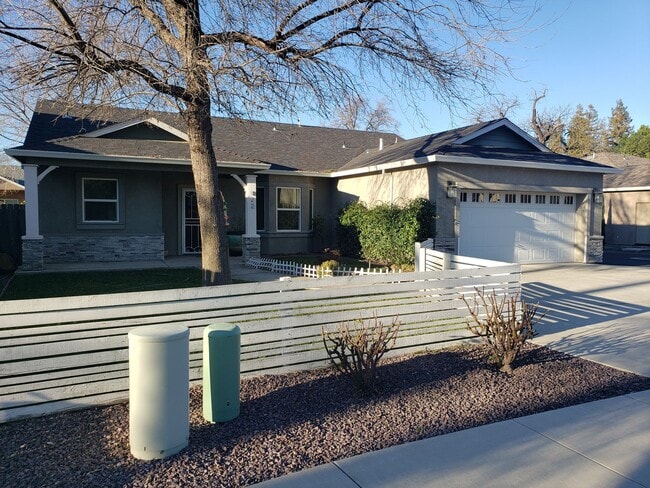 Building Photo - 822 W 11th Ave