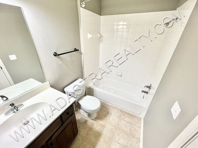 Building Photo - Beautiful and Spacious Olathe Townhome-Available in AUGUST!!!