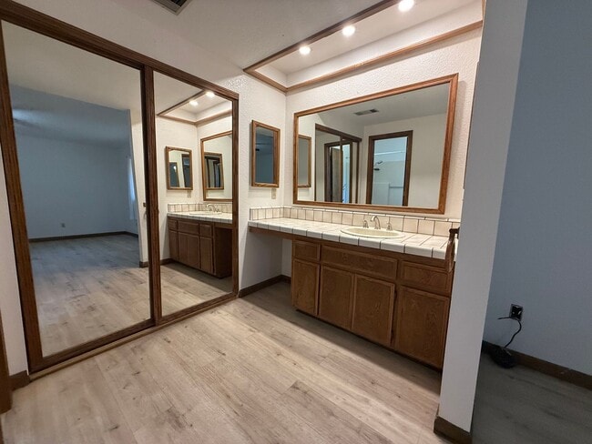 Building Photo - Golf Course- On The Mesa 3 Bedrooms, 2 Bathrooms, New Paint,