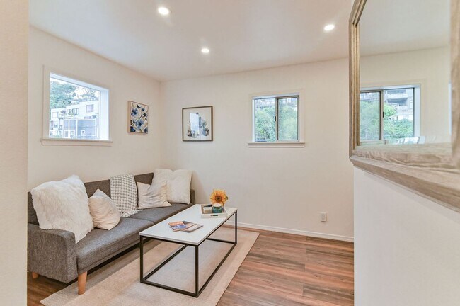 Building Photo - Beautiful top floor 1 bedroom 1 bathroom apartment on Lower Queen Anne