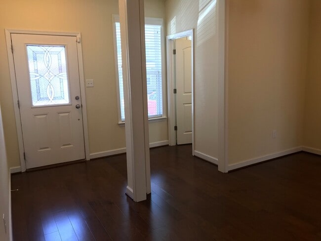 Building Photo - Spacious & Updated 3BR/3BA Home Near Shopping & Interstate Access!