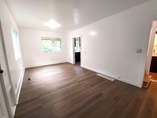 Building Photo - Spacious 4BD/3BA with Fenced Yard & Front Porch in North Seattle!