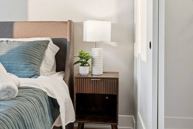 Building Photo - 6044 N Winthrop Ave