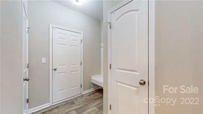 Building Photo - 8550 River Ridge Dr