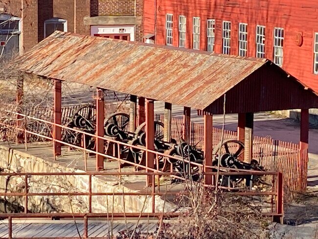 Building Photo - 54 Bridge St