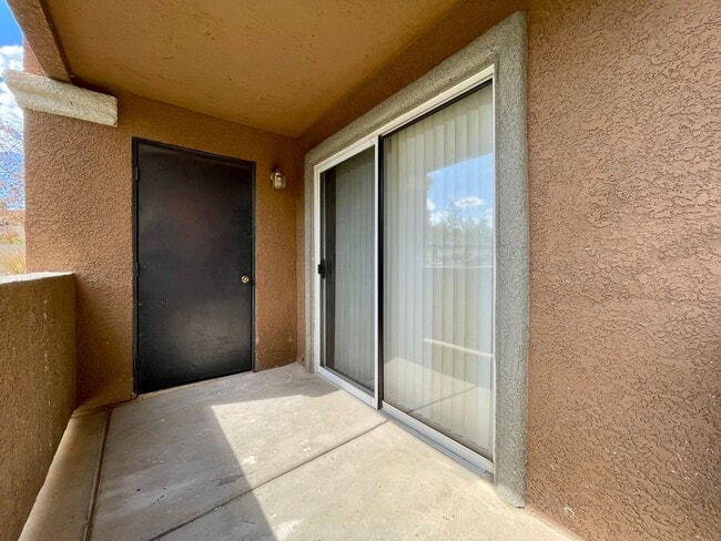 Building Photo - Upgraded Condo Available! Gated Community 1 Bedroom!